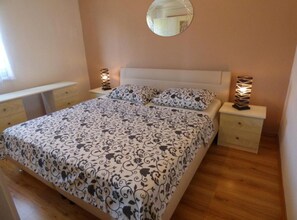 6 slaapkamers, een strijkplank/strijkijzer, wifi, beddengoed