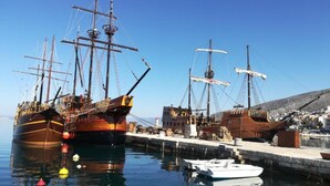 Un port où plusieurs grands voiliers sont amarrés à un quai.