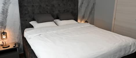 1 slaapkamer, een strijkplank/strijkijzer, internet, beddengoed