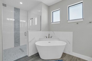 Douche, séchoir à cheveux, serviettes fournies