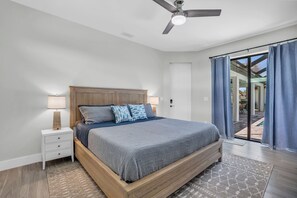 5 bedrooms, iron/ironing board, Internet, bed sheets - Luxe-Boat Rental, MIL Suite, Kayaks, Bikes, Park (Cape Coral)