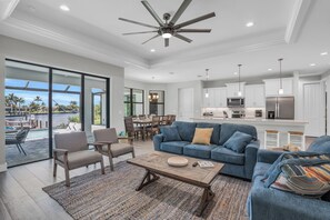 Smart TV, tavolo da calcetto, tavolo da ping pong, libri