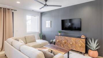 House, Multiple Beds (Hillcrest Poolside Retreat) | Living area