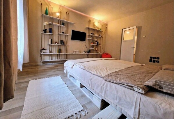 1 bedroom, iron/ironing board, WiFi, bed sheets