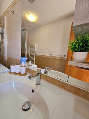 Shower, bidet, towels, soap - Villa Puglia AR 700m from sea, 700m from beach (Bisceglie)