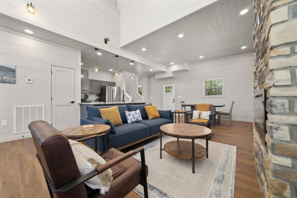 Smart TV - New Built Cabin with Indoor Swimming Pool in Pigeon Forge (Pigeon Forge)