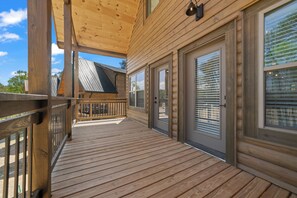 Terrace/patio - New Built Cabin with Indoor Swimming Pool in Pigeon Forge (Pigeon Forge)