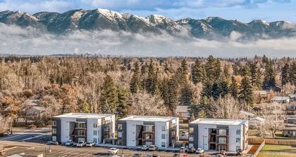 Modern condo with full kitchen & Washer/Dryer - Dog Friendly