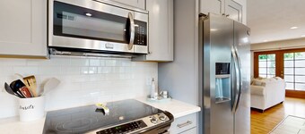 Conveniently located house with private pool, W/D & kitchen