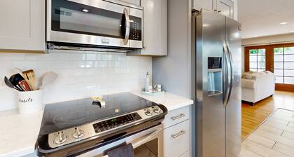 Conveniently located house with private pool, W/D & kitchen