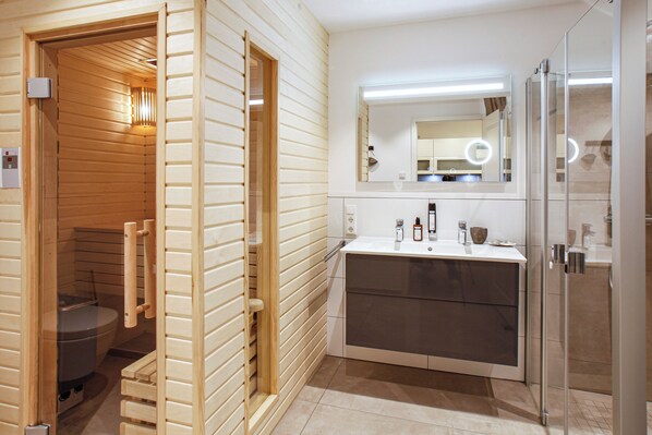 Shower, hair dryer, towels, soap - New from 7/ 24, 150 m to the sea, 5 stars, central and quiet, sauna, dogs welcome (Wangerooge)