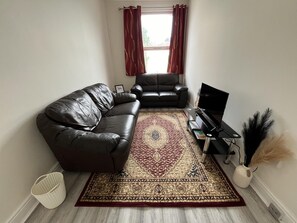 Apartment | Living area | Flat-screen TV