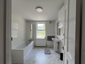 公寓 | 浴室 | 独立的浴缸和淋浴、深泡浴缸、免费洗浴用品、浴袍