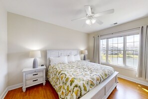 2 bedrooms, iron/ironing board, internet, bed sheets - Lakefront condo with private balcony, pool, close to beach & golf (Myrtle Beach)