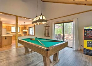 Games room - Steps 2 Lake, 3 Bedrm cabin w/ bonus Loft, 2 full Baths, Pool Table, 2 Kayaks (Pocono Lake)