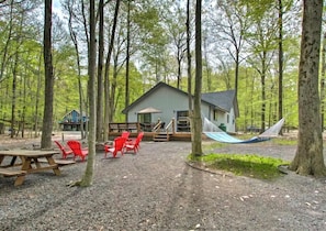 Property grounds - Steps 2 Lake, 3 Bedrm cabin w/ bonus Loft, 2 full Baths, Pool Table, 2 Kayaks (Pocono Lake)