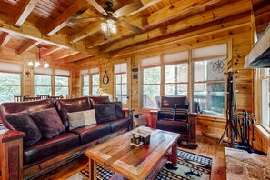 Una televisión, una chimenea, un reproductor de DVD