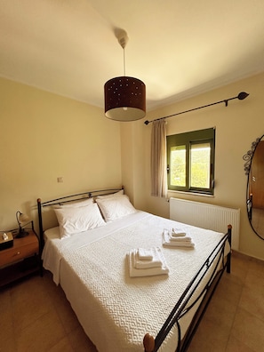 2 bedrooms, iron/ironing board, WiFi, bed sheets - The peaceful village house (Klitor)
