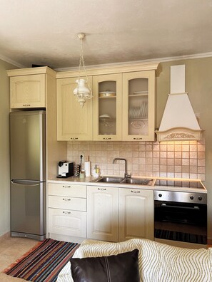 Fridge, oven, coffee/tea maker, toaster - The peaceful village house (Klitor)