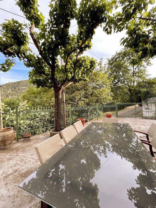 Outdoor dining - The peaceful village house (Klitor)