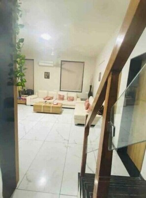 المنشأة من الداخل