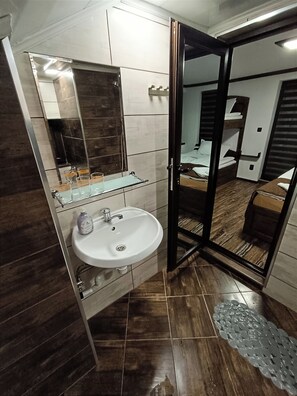 Huis | Badkamer | Een douche, een haardroger, handdoeken