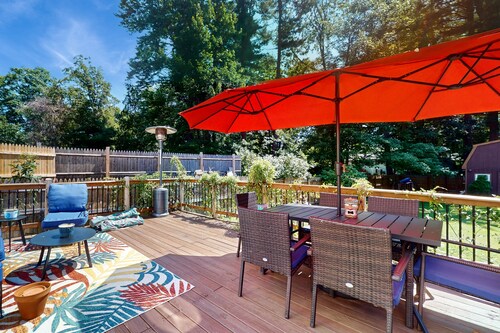 Two-story dog-friendly house with enclosed yard, grill, patio, W/D