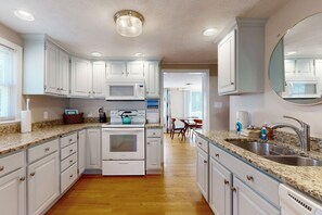 Kjøleskap, mikrobølgeovn, ovn og kokeplater