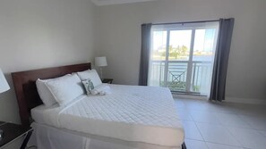 4 slaapkamers, een bureau, een strijkplank/strijkijzer, wifi