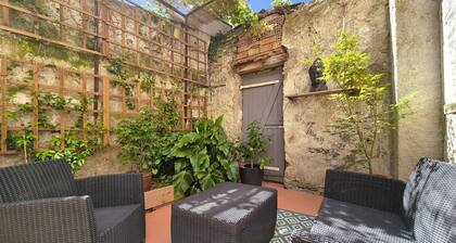 3-star manor house:L'Oustal des Halles with cinema in the center of town
