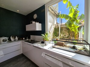 Jääkaappi, mikroaaltouuni, uuni, liesi