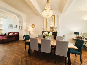 Dining - 3-star manor house:L'Oustal des Halles with cinema in the center of town (Castelnaudary)
