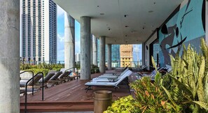 Terrace/patio - Cozy 1-bedroom apartment in brilliant Miami with fitness room, WiFi (Miami)