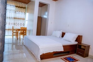Quarto casal luxo, vista para a cidade | Escrivaninha, ferros/tábuas de passar roupa, Wi-Fi de cortesia