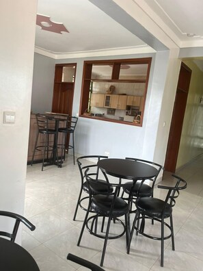 Chambre Deluxe double, vue sur la ville | Aire de séjour