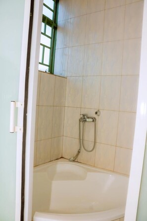 Quarto casal luxo, vista para a cidade | Banheiro | Banheira e chuveiro separados, produtos de toalete grátis