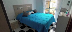 2 bedrooms, iron/ironing board, free WiFi, bed sheets - Piso muy Acogedor (Sevilla)