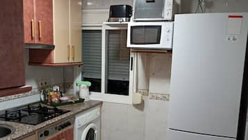 Een koelkast, een magnetron, een oven, een kookplaat