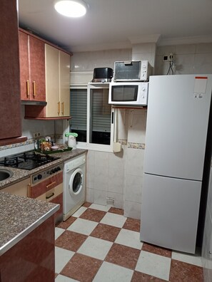 Een koelkast, een magnetron, een oven, een kookplaat