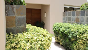 Vista frontal de la propiedad