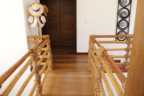 Familie villa, uitzicht op de binnenplaats | Woonruimte