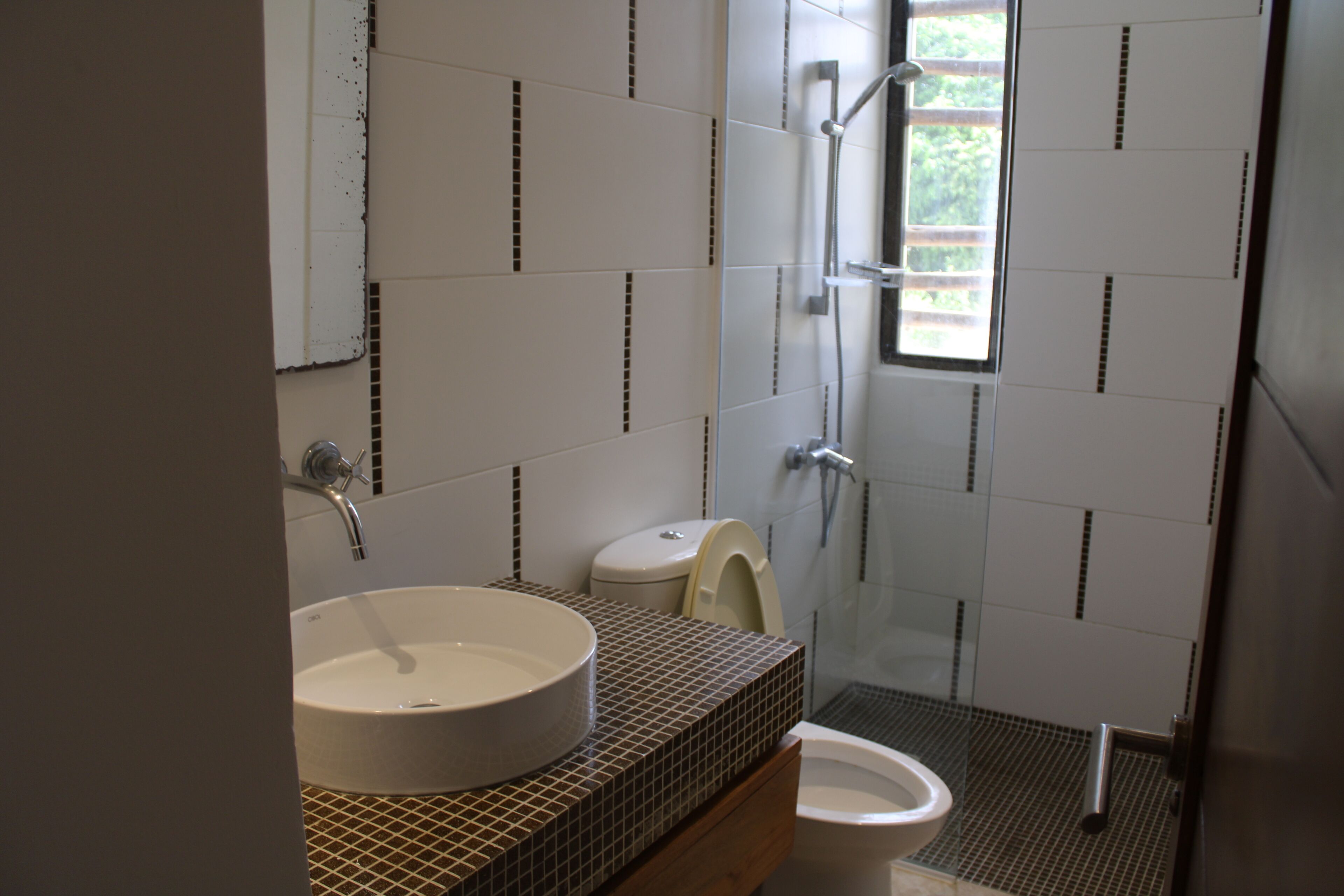 Un baño con lavabo, inodoro y ducha.