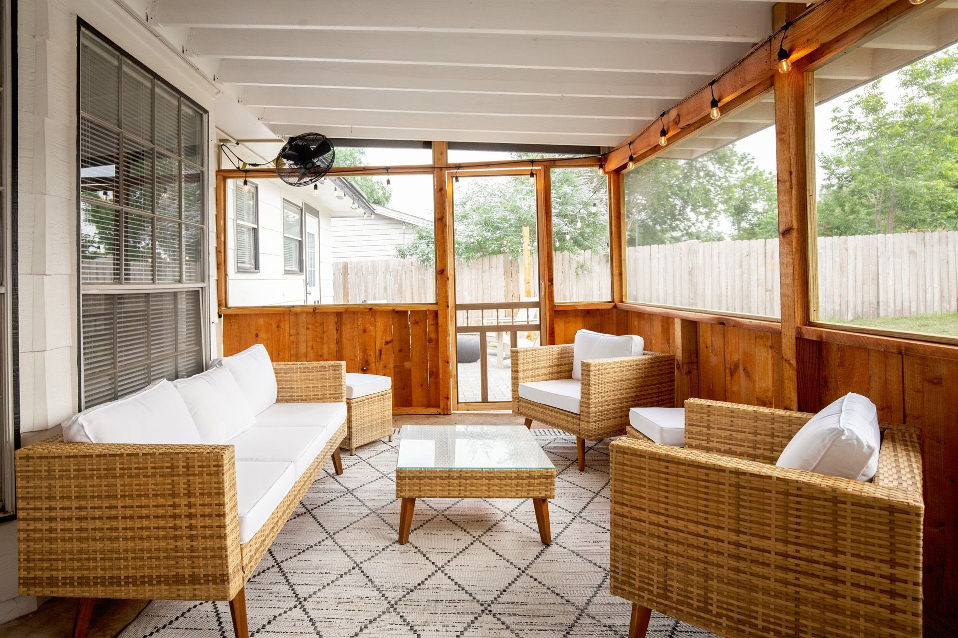 智能電視、足球機、乒乓球設施