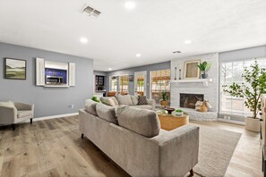 Smart-TV, Tischfußball, Tischtennisplatte