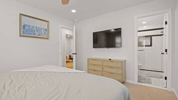 5 bedrooms, desk, iron/ironing board, travel cot