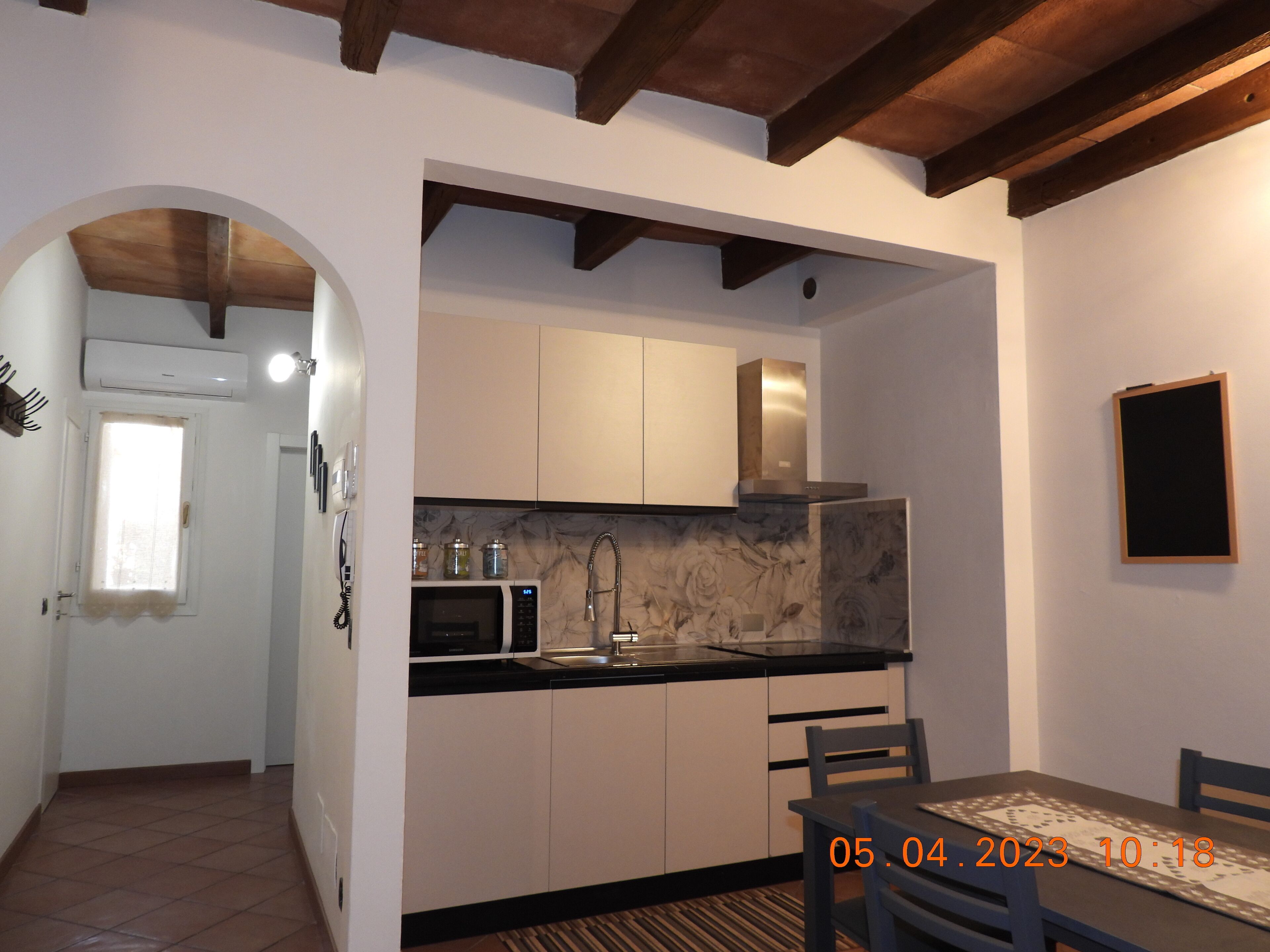 Réfrigérateur, micro-ondes, plaque de cuisson, cafetière/bouilloire