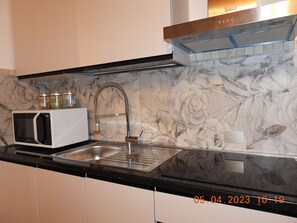 Réfrigérateur, micro-ondes, plaque de cuisson, cafetière/bouilloire