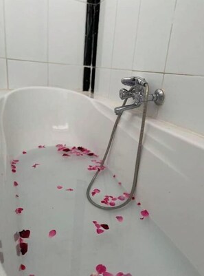 Toalhas de banho, sabonete, papel higiênico 