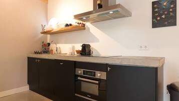 Een koelkast, een magnetron, een oven, een kookplaat