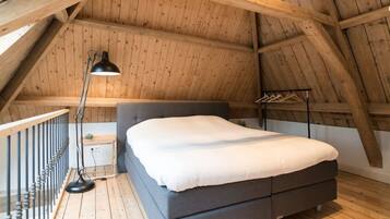 1 slaapkamer, een bureau, een strijkplank/strijkijzer, reisbedje